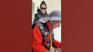 ལྷ་སའི་པོའོ་ལགས་དང་ཚ་མོ་གཉིས་ཀྱི་བརྩེ་བ་Lhasa grandfather with granddaughter （（23））