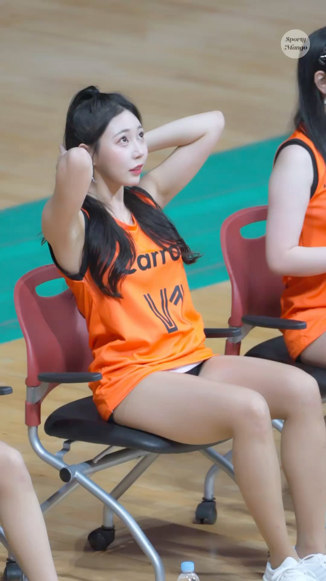 물 한모금 마시고 발 동동 구르는 조예린 치어리더