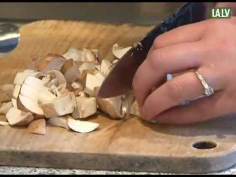 Video: Kā Pagatavot Sēņu Zupu Ar Jauniem Kartupeļiem Un Pelmeņiem