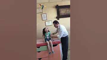 اعطاء الابرة للطفل 