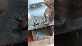 This bolt uses a technique that expands its anchor point at the tip when pressed in #anchoring