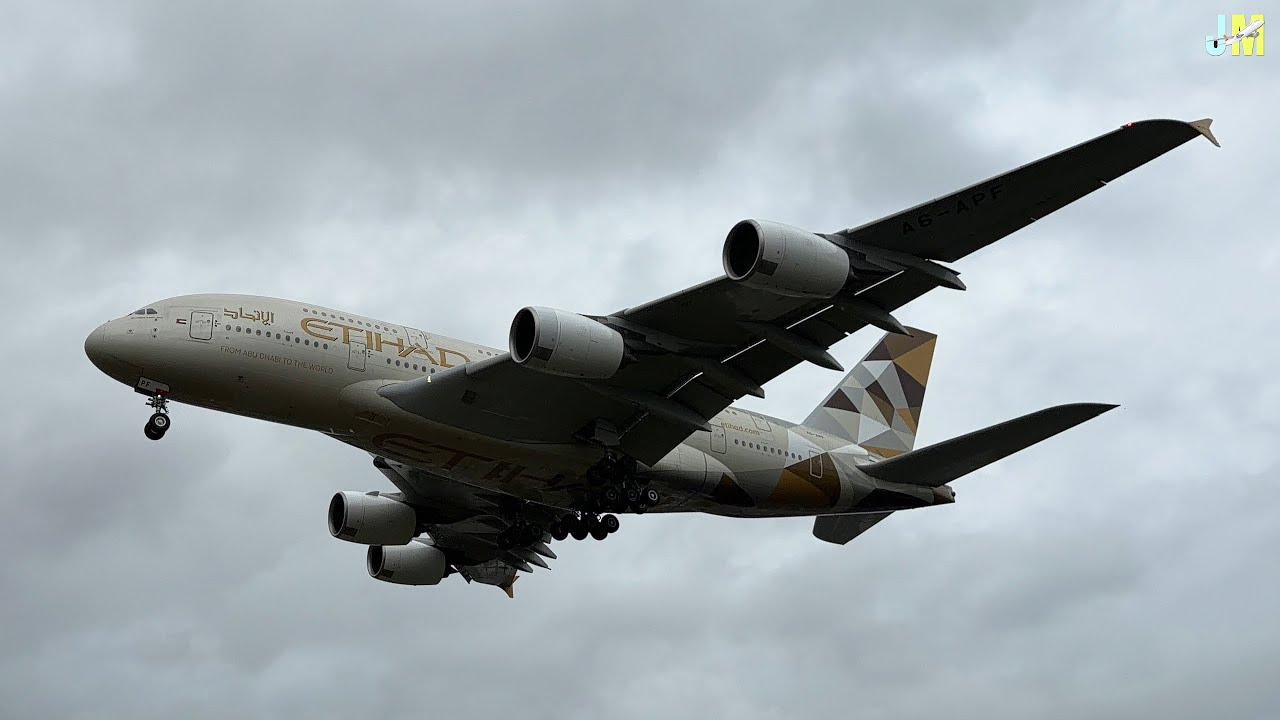 15 Minutes of Plane Spotting at London Heathrow | LHR/EGLL | 4K