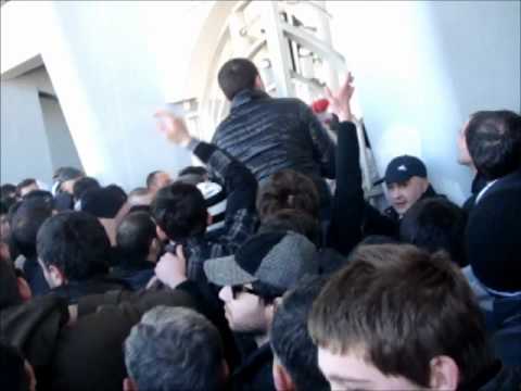 გულშემატკივრები შესასვლელთან