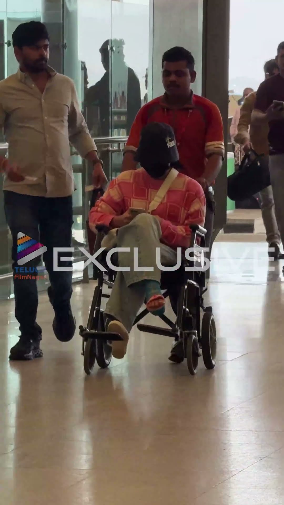 కాలు బాగాలేకపోయినా సినిమా కోసం ముంబై బయలుదేరిన రష్మిక ?| #RashmikaMandanna | #Kubera | #Shorts | TFN
