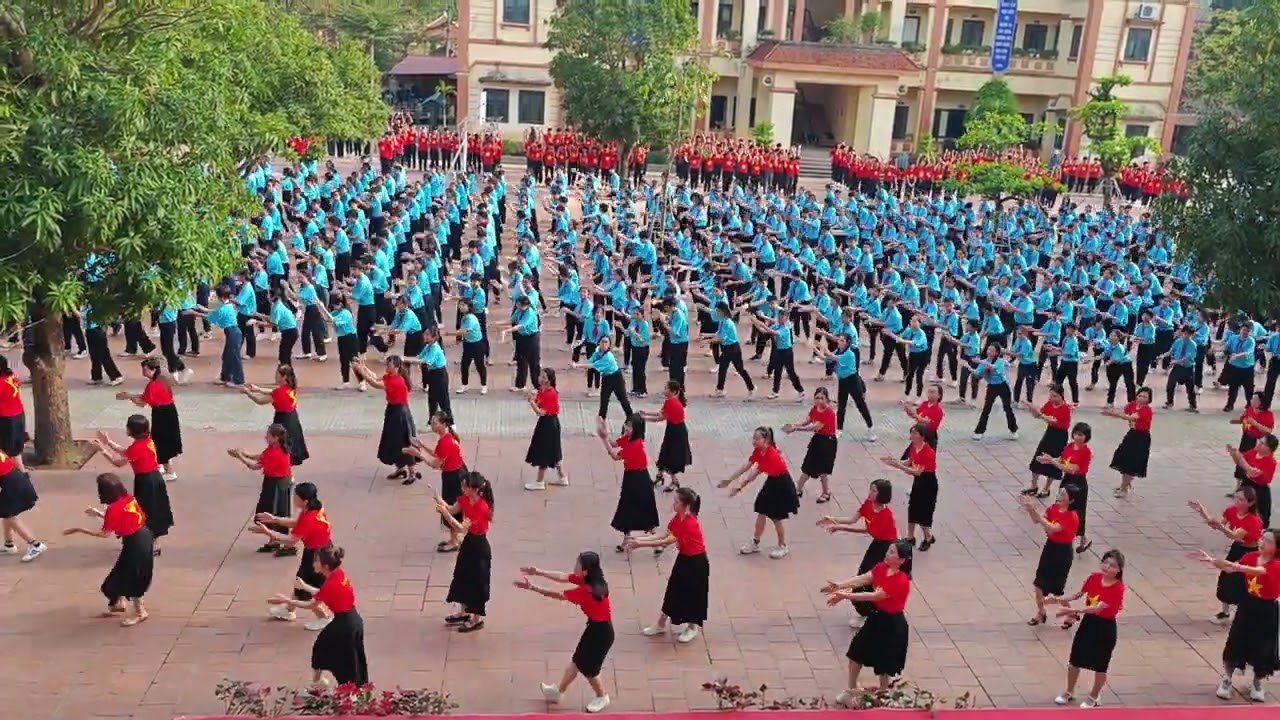 Trường THCS LÝ TỰ TRỌNG - Tiến bước dưới cờ đoàn