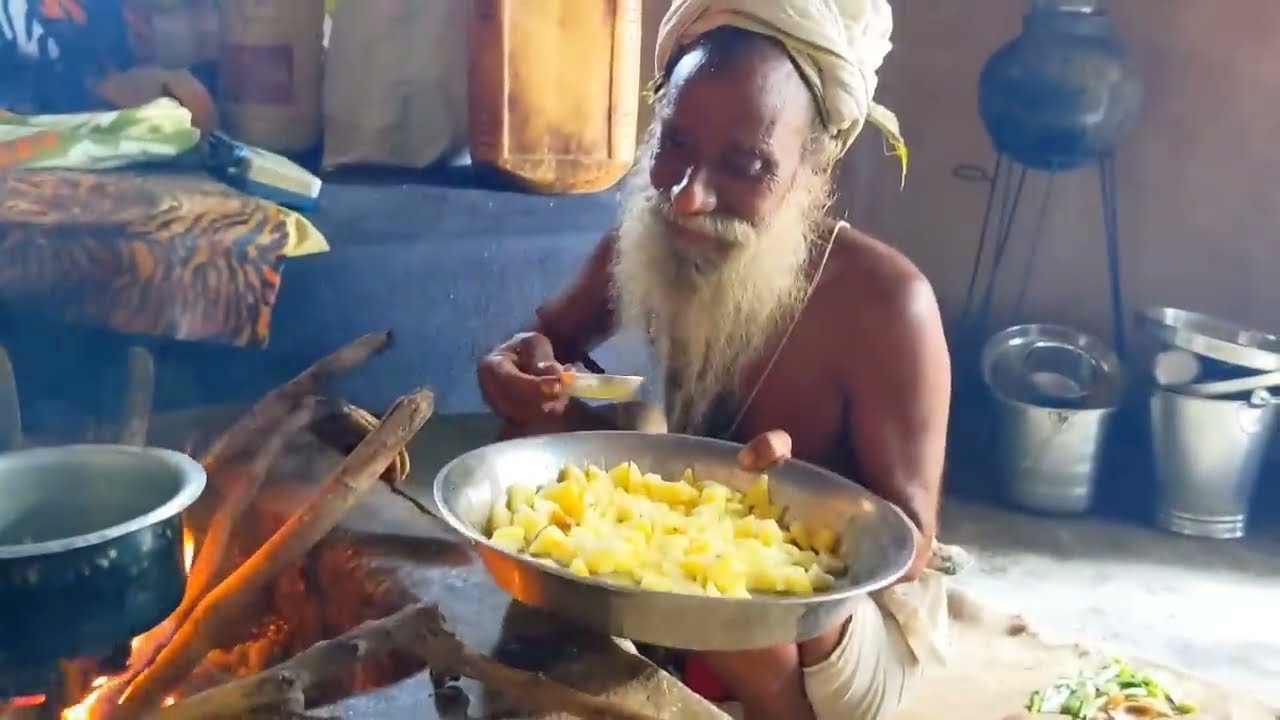 सिद्ध संत मोनी बाबा की मां नर्मदा जी के तट आंवली घाट पर टिक्कड व सब्जी की भोजन प्रसादी ।