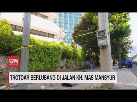 Trotoar Berlubang Di Jalan KH. Mas Mansyur