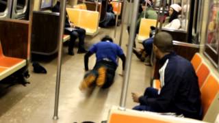 NY брейкданс в метро, музыканты (New York subway) (by www.44pro.ru)