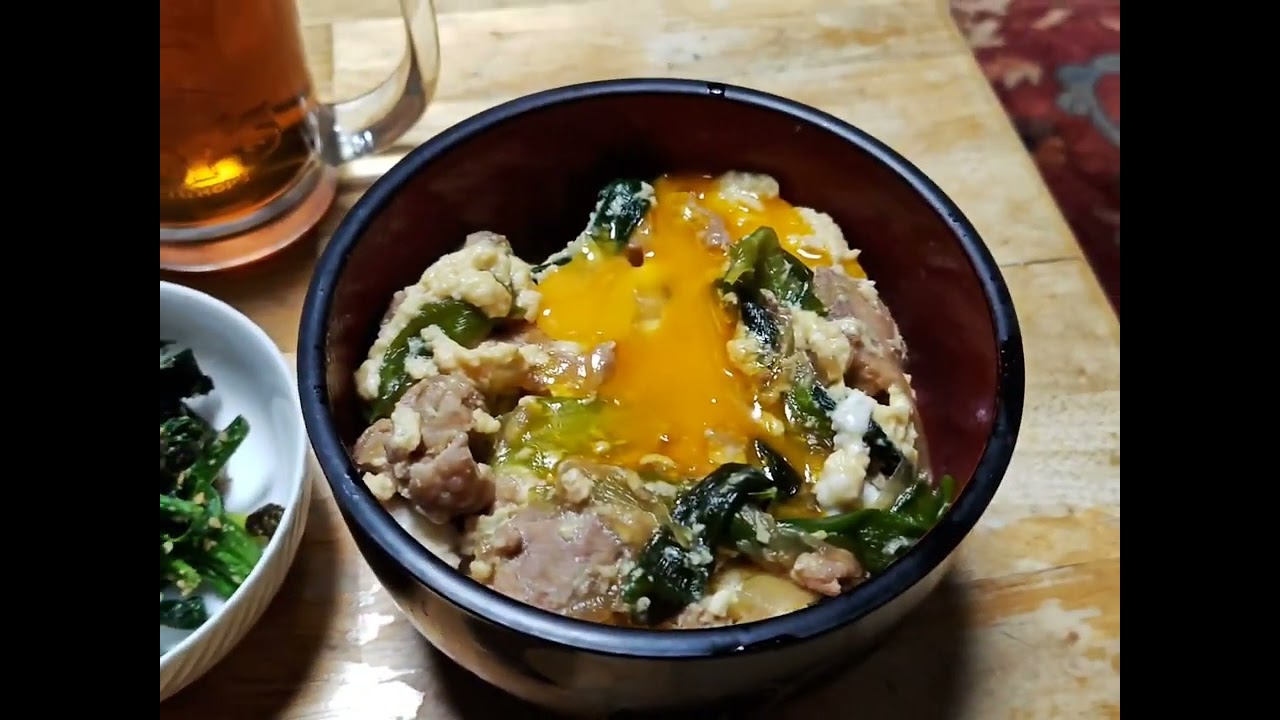 晩御飯は、親子丼とほうれん草のお浸しとお茶🍵ですね。とても美味しそうですね。