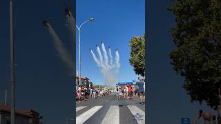 Sobrevuelo de la Patrulla Aspa 🚁 antes de la salida de la última etapa de La Vuelta.