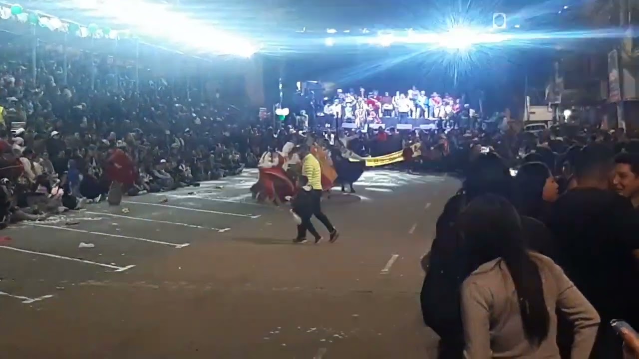 Desfile de comparsas nocturnas en Chillanes, Prov. Bolivar,  Ecuador | Carnaval 2025 
