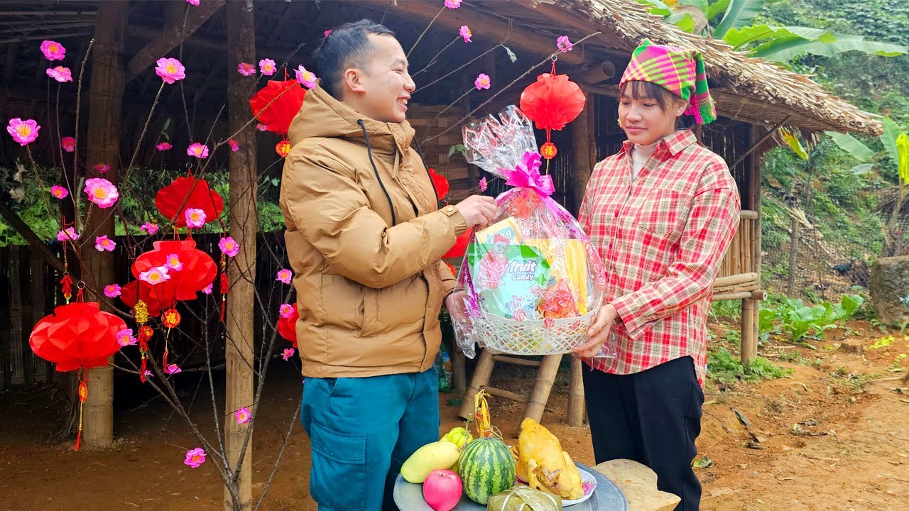 17-year-old single mother and kind police officer celebrate Lunar New Year happily together