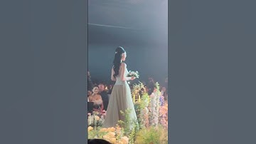 Khoảnh khắc em chồng Diễm My 9x mang nhẫn cưới cho anh chị tại lễ cưới