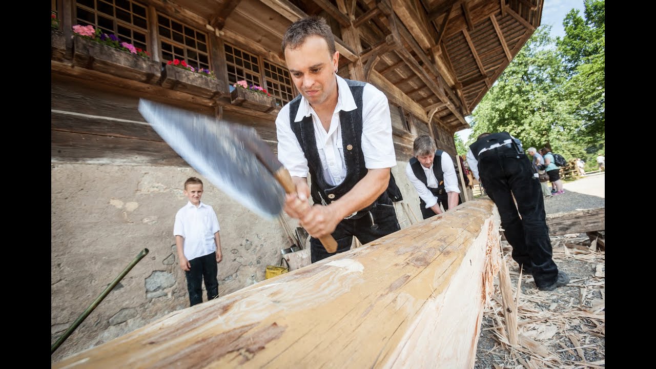 Update Vogtsbauernhof: Handwerksvorführung der Zimmermänner