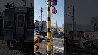 JR東日本長野支社の大糸線の普通列車松本行きが踏切を通過する