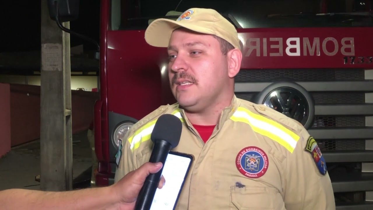 FOGO EM MATO QUASE ATINGE PLANTAÇÃO DE MILHO -FUMAÇA ATRAPALHA MOTORISTAS NA PR 090 EM IBIPORÃ 
