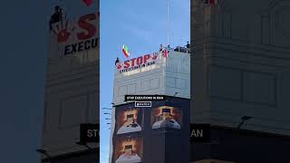 Protesters scale London billboard to send a message 😳📍#london #somalitiktok #ilafiiri Protesters scale London billboard to send a message 😳📍#london #somalitiktok #ilafiiri