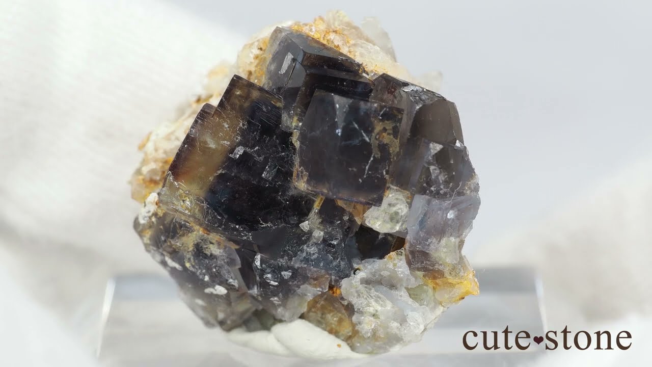 ドイツ Todtnau産（ブラックフォレスト） フローライトの原石 No.2