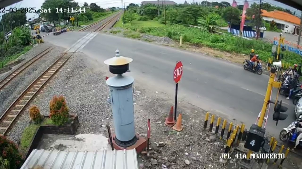 Kompilasi 3 kereta di CCTV JPL 41A Mojokerto