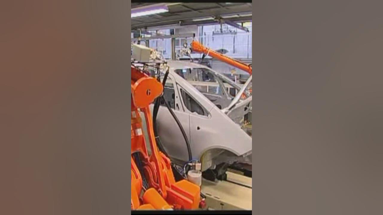 Грунтовка кузова автомобиля на заводе - YouTube
