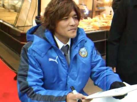 川崎フロンターレ：大久保嘉人、山本真希サイン会