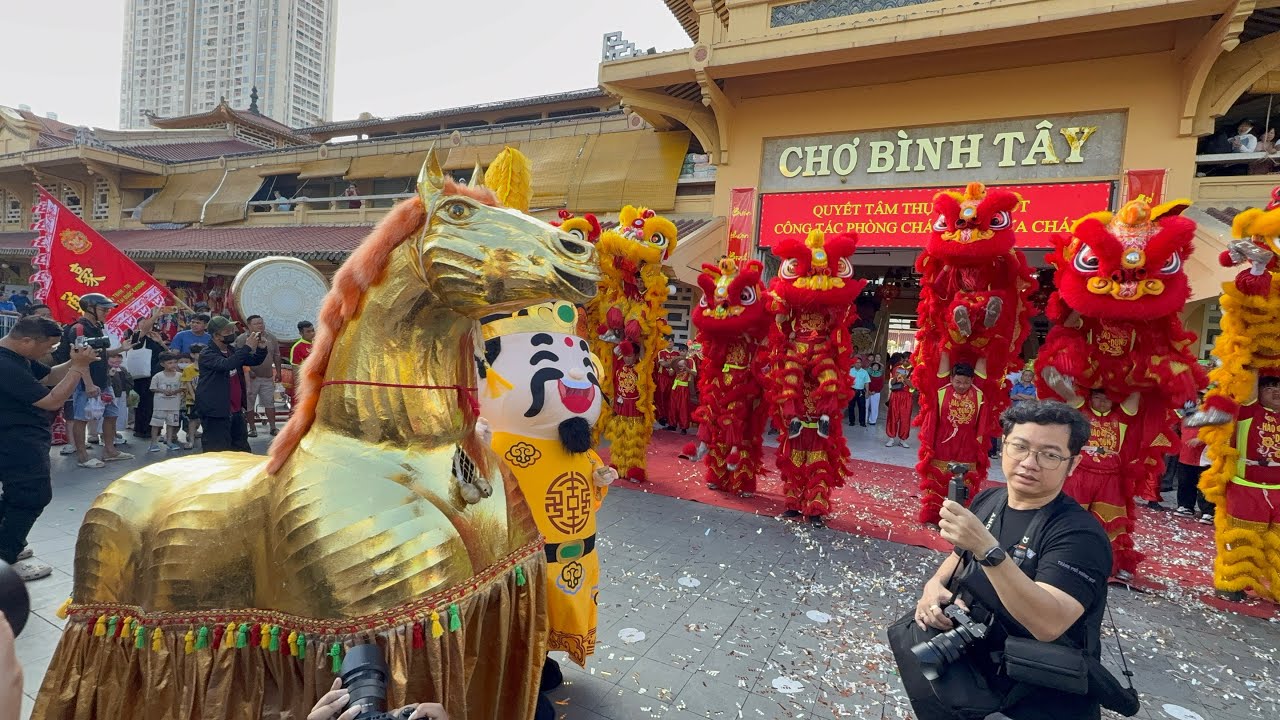 Mùng 12 Múa Lân Chợ Bình Tây Đại Gia Lì Xì Cả Xấp Tiền Lẻ / Múa Lân Hay Nhất 2026