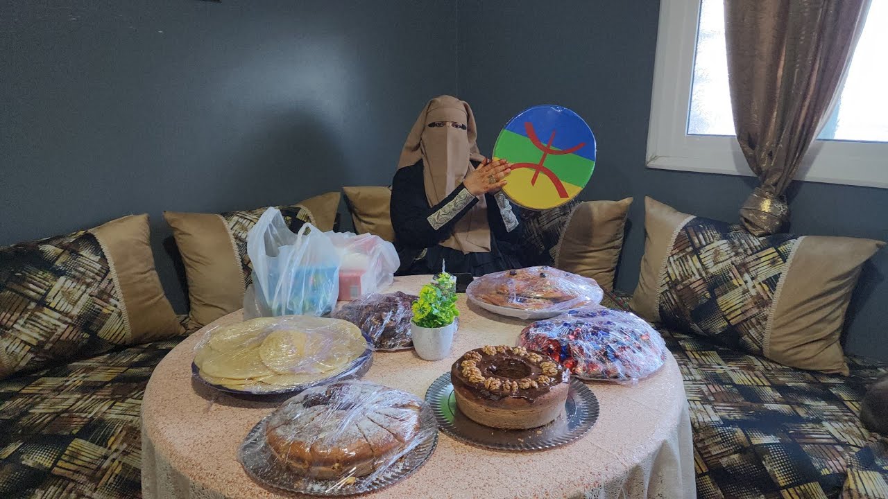 مبروك عليك يا لاله العروسه تستاهلي ما اكثر العقبه البنات كاملين اللي مادين يديهم الحنه