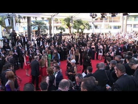 Vidéo: Genesis Rodríguez Inspire Sur Et En Dehors Du Tapis Rouge