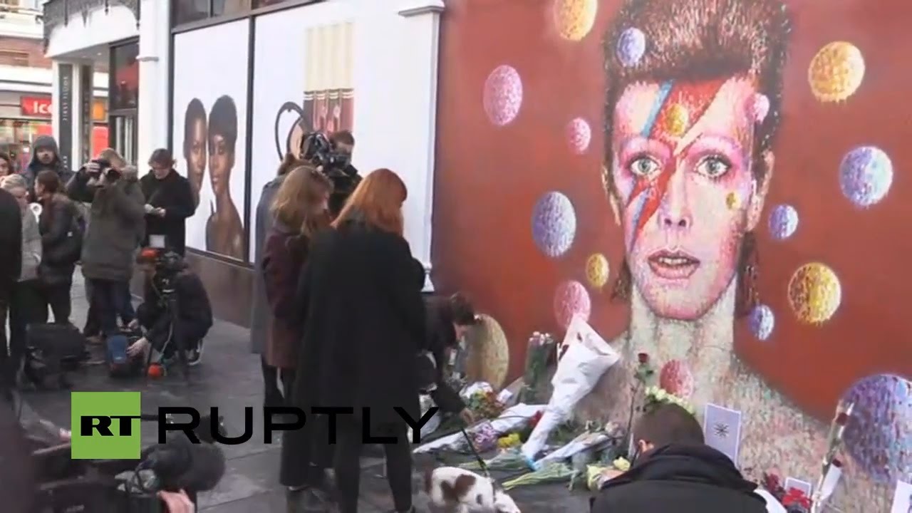 Death of David Bowie - Brixton mural as fans pay tribute - YouTube