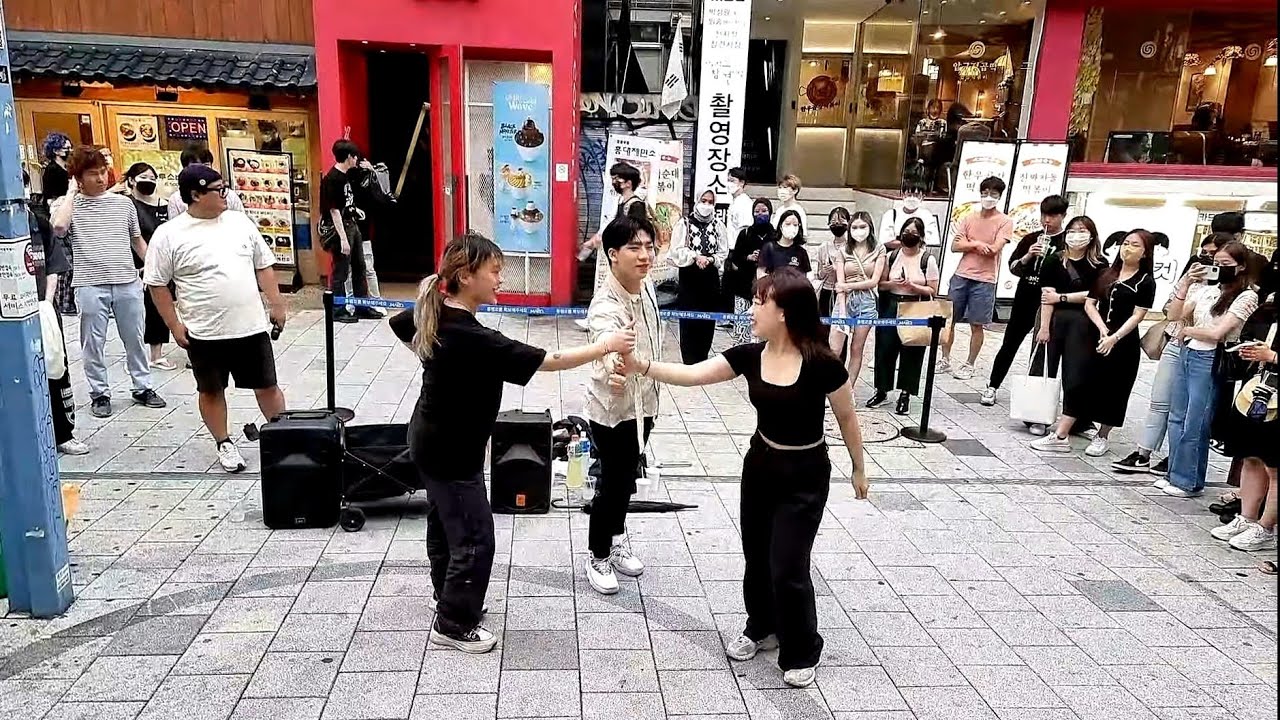 FRIDAY. RED CREW. PART 1. UNIQUE FANTASTIC HONGDAE BUSKING. GANGYONG: GOOD MC WITH GOOD MANNERS.