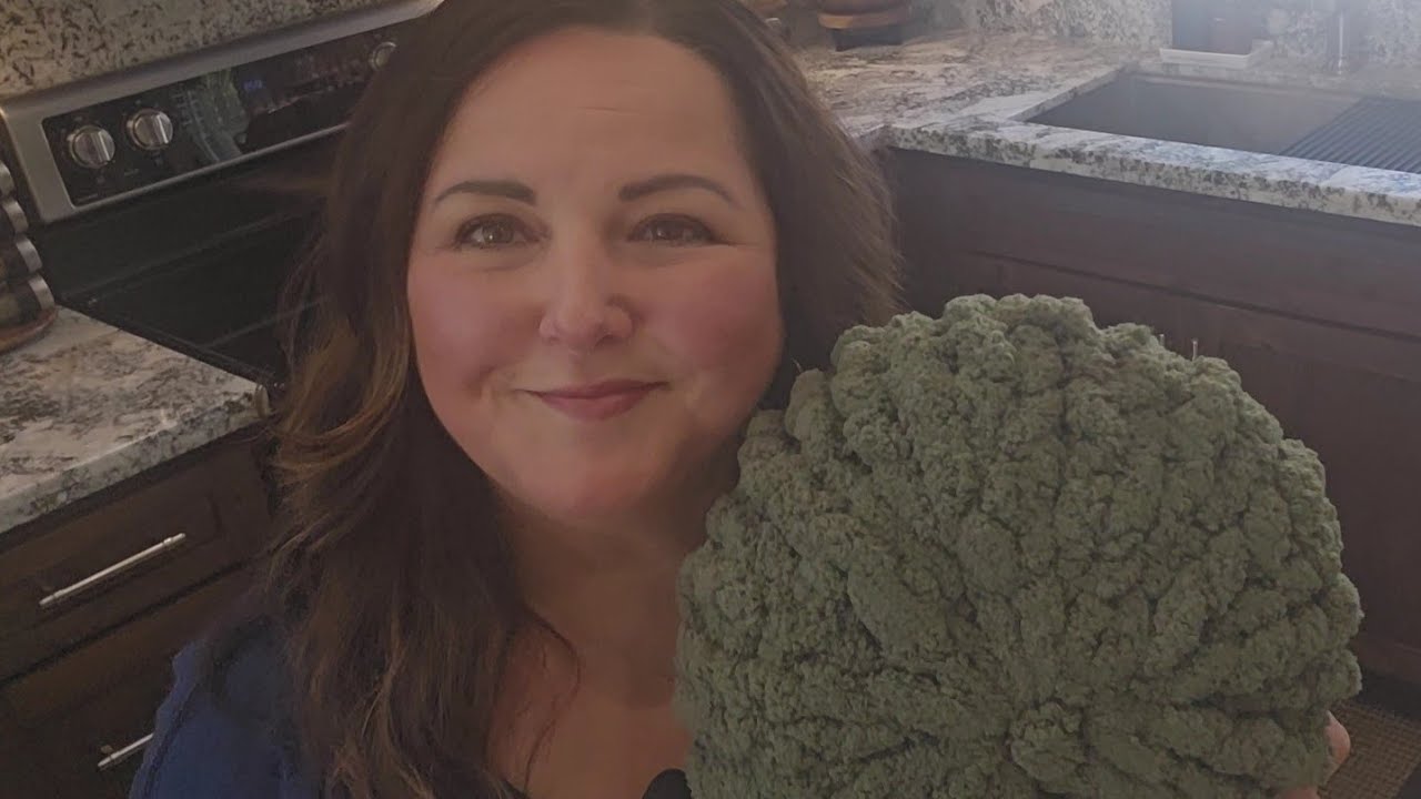 Learn how to make a Chunky Knit Round Pillow.🧶💕