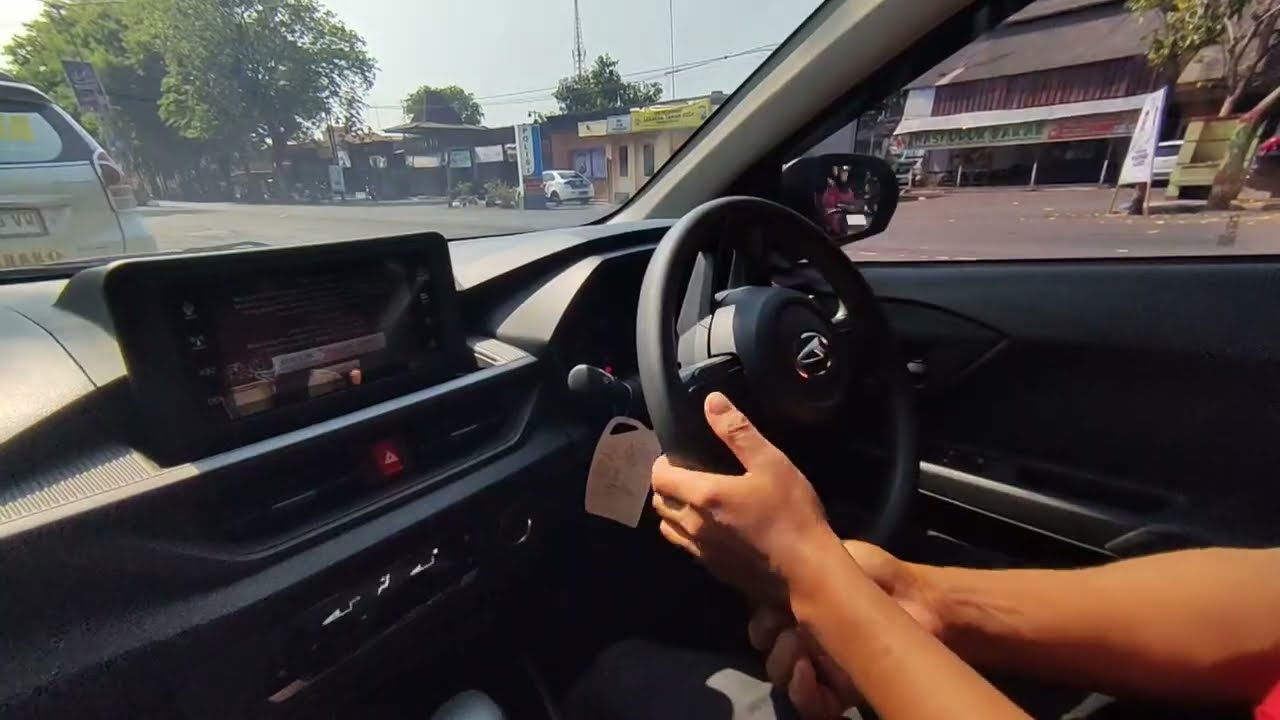 Cara menyalakan mobil New AYLA matic, 3 kali tekan engine start stop, yang ke 3 injak pedal rem dulu