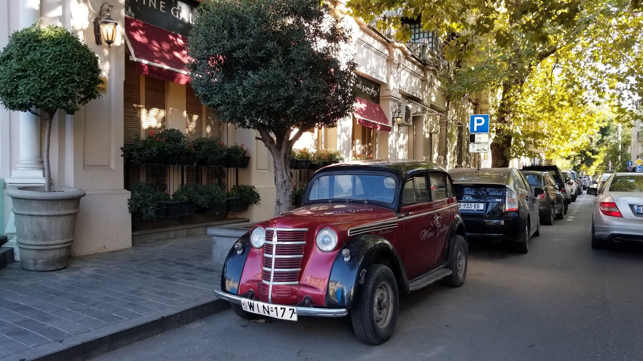 29.10.2022 Tbilisi. Мтацминда. Поточная улица (улица Ниагвари). улица Ингороква