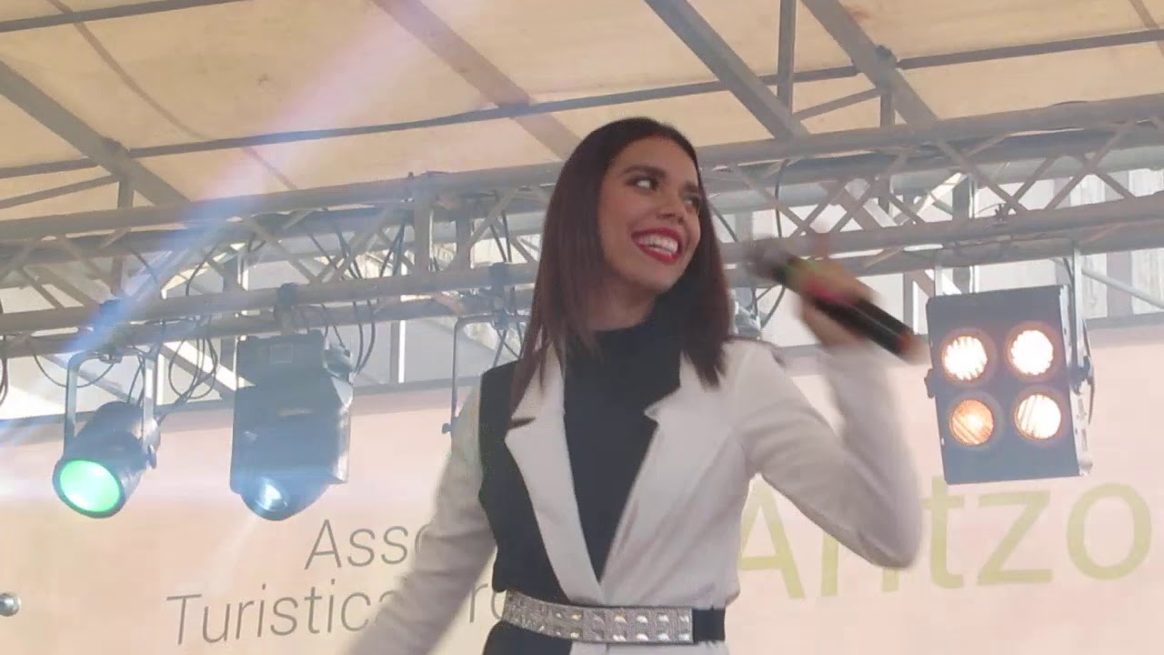 Laura Spano e Incantos cantano e ballano ''Una carigna de dolor'' (Aritzo 27/07/2019)