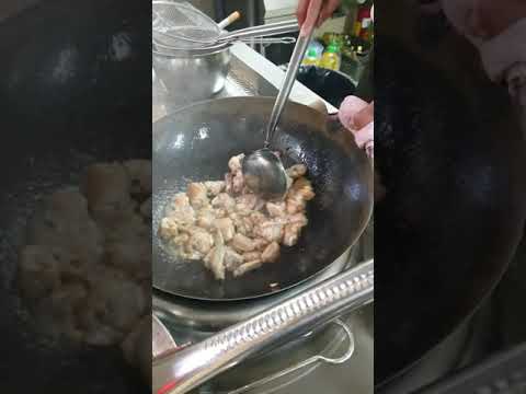 КИТАЙСКАЯ КУРИЦА ОСТРАЯ В ОСТРОМ СОУСЕ ОТ ШЕФ ПОВАРА В РЕСТОРАНЕ КИТАЙСКАЯ ЕДА КИТАЙСКАЯ КУХНЯ