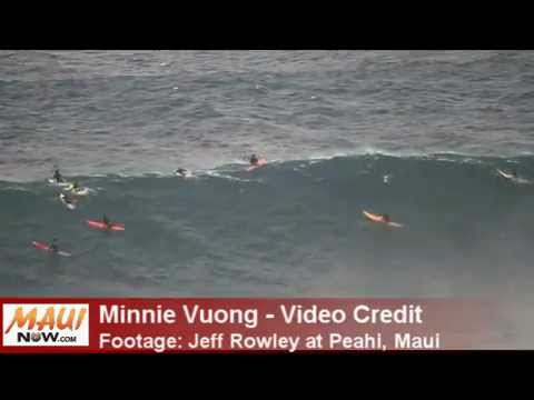 Rowley Paddles-in to Jaws Peahi January 2012: Cour...