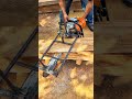 este homem é muito inteligente e fez um gabarito para adaptar no motosserra para cortar tábuas retas