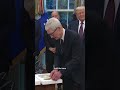 Tim Cook Gifts Trump Gold-Plated Apple Plaque ๐