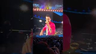 Harry Styles JOKING around during BAND INTROS