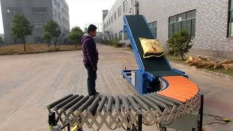 Loading Unloading 50KG Rice Bags by Flexible Powered Rubber Coated Roller Conveyor