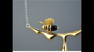 [YzW] Bee and Dripping Honey Necklace screenshot 3