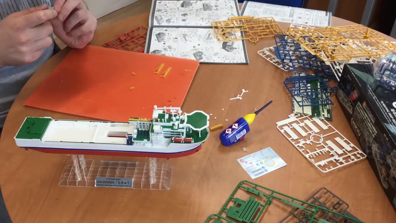 Building the Chikyu - Bandai 1:700 kit - YouTube