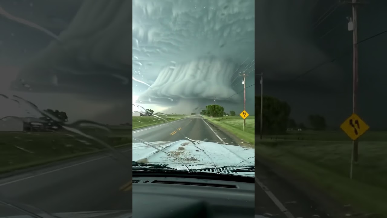 MASSIVE Super Cell seen near Sioux Falls, SD 😱 