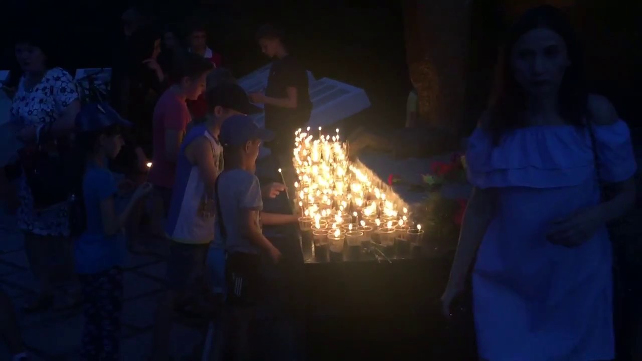 Зажжение свечей на мемориале