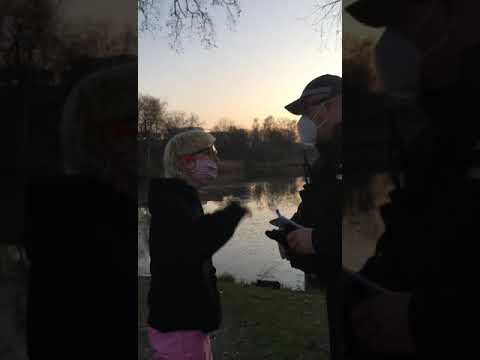 AgresivnÃ­ policista uhodil Å¾enu, aby ji umlÄel (5.4.2020)