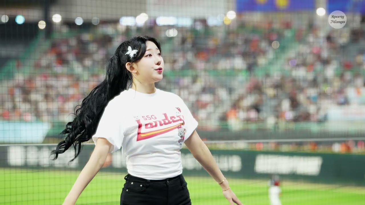 Cheerleader Lee Ji-won and the Yeonan Budu cheering song with a beautiful background