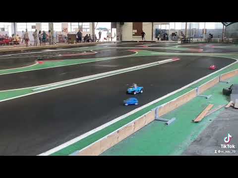 Un Quad avec une barbie qui roule sur le circuit de Rumilly￼