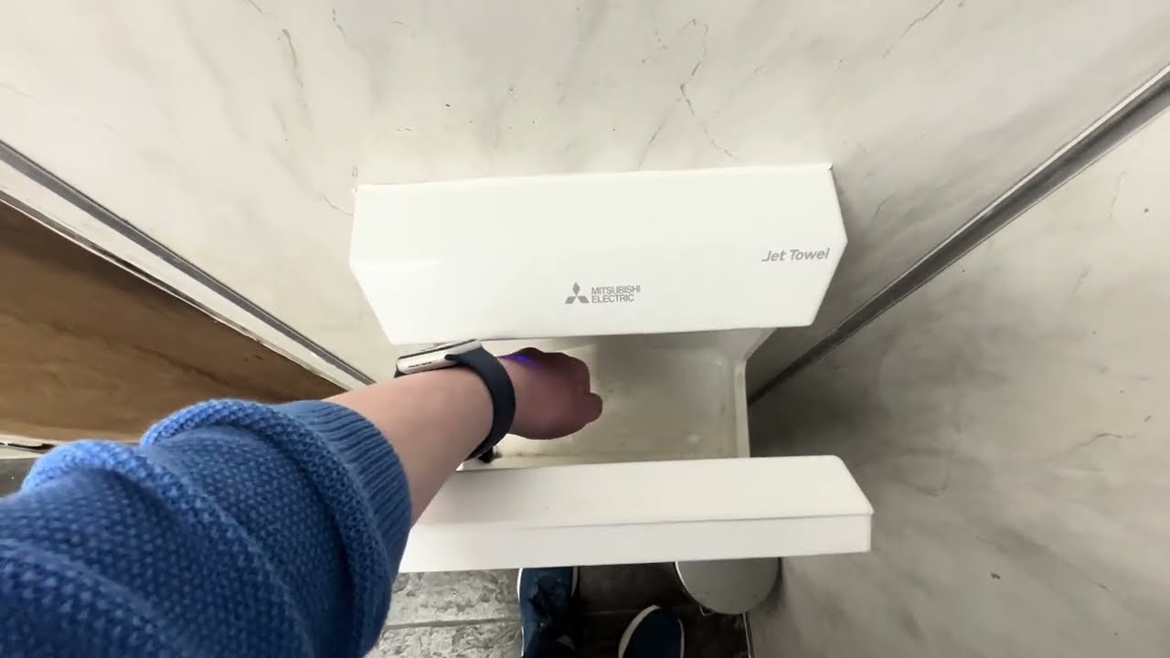 Mitsubishi Jet Towel Slim at Esso (independently operated) - Capel St Mary - 🚻