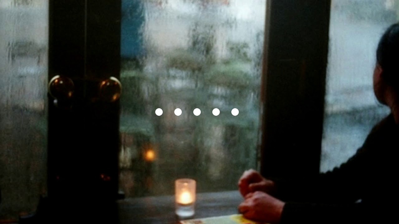 За окном дождь тайпан песня. Человек у окна дождь. Человек со свечой у окна. Парень у окна дождь. Человек и дождь за окном.