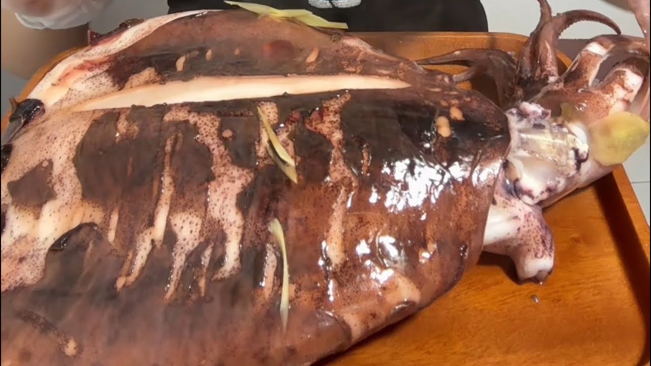 Mực lá chà bá hấp hành gừng ￼